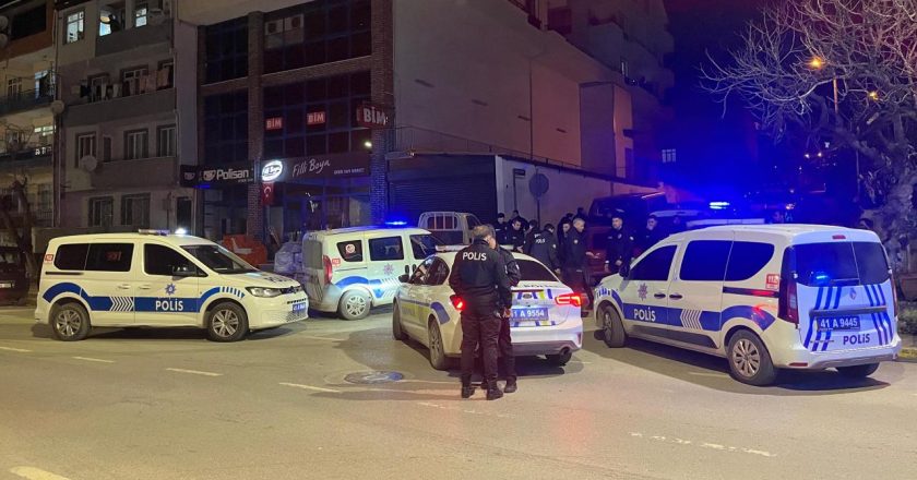 Savrulan sürücü polis aracına çarptı