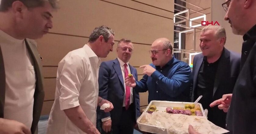 Euroleague finali öncesi kuliste renkli görüntüler: Fenerbahçe Başkanı Koç’a baklava ikramı – Spor Haberleri