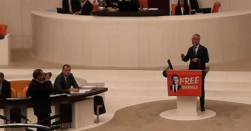 TBMM’de ‘Free İmamoğlu’ tartışması… ‘Resmini görünce niye kışkırasınız ki?’ – Son Dakika Siyaset Haberleri