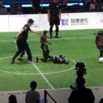 Video. Pekin’de yapay zekâ destekli maçta insansı robotlar sahada