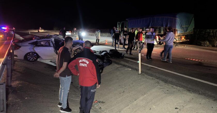 Balıkesir’de otomobil kamyona çarptı: 2 ölü