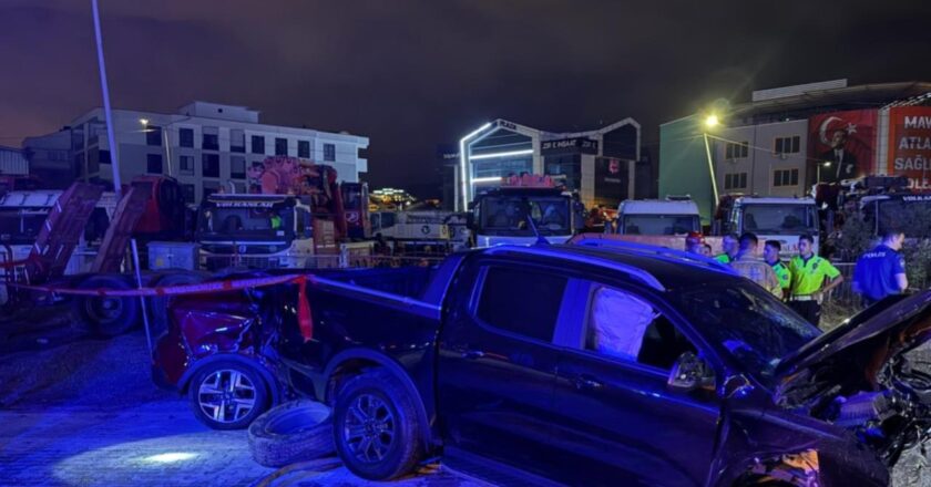 Bursa’da otomobil ile hafif ticari araç çarpıştı: 2 ölü