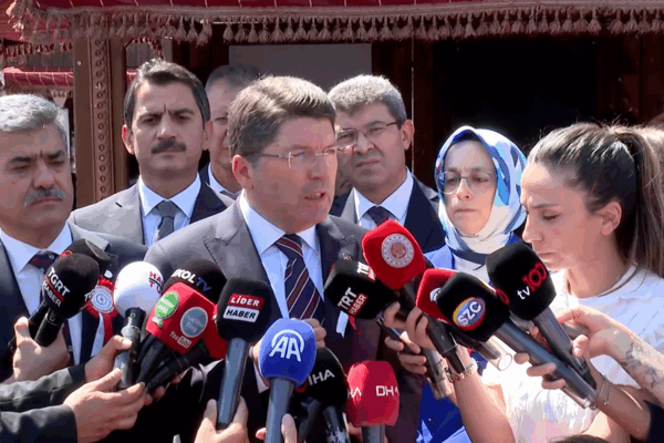 Özgür Özel’in ‘ikili hukuk’ eleştirisine Bakan Tunç’tan yanıt! Soruşturmaları işaret etti: “Herkes delilleri öğrenecek”