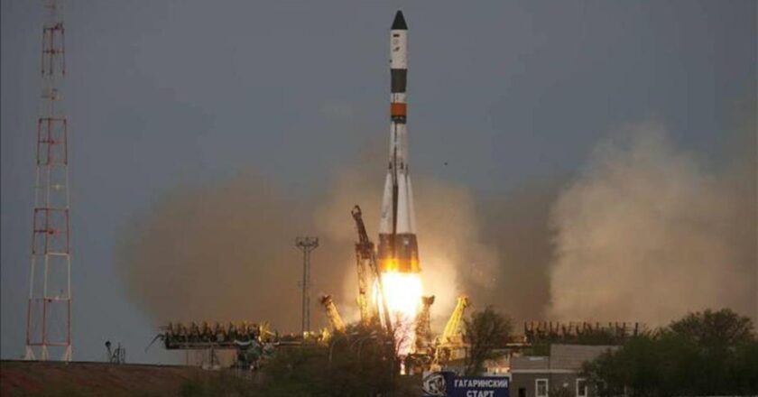 Hindistan “4 bin 400 kilogramlık en ağır haberleşme uydusunu” fırlattı