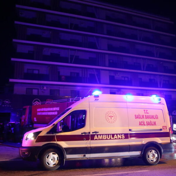 Yedi katlı apartmanda yangın: İki ölü var