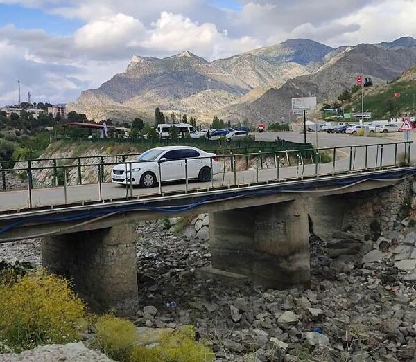 Şelale Girişindeki Köprü Hayati Tehdit Ediyor