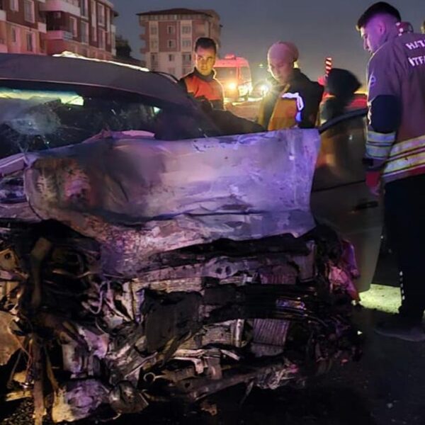 Hatay’da otomobil ile minibüs çarpıştı: 11 yaralı