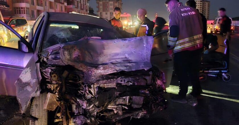 Hatay’da otomobil ile minibüs çarpıştı: 11 yaralı